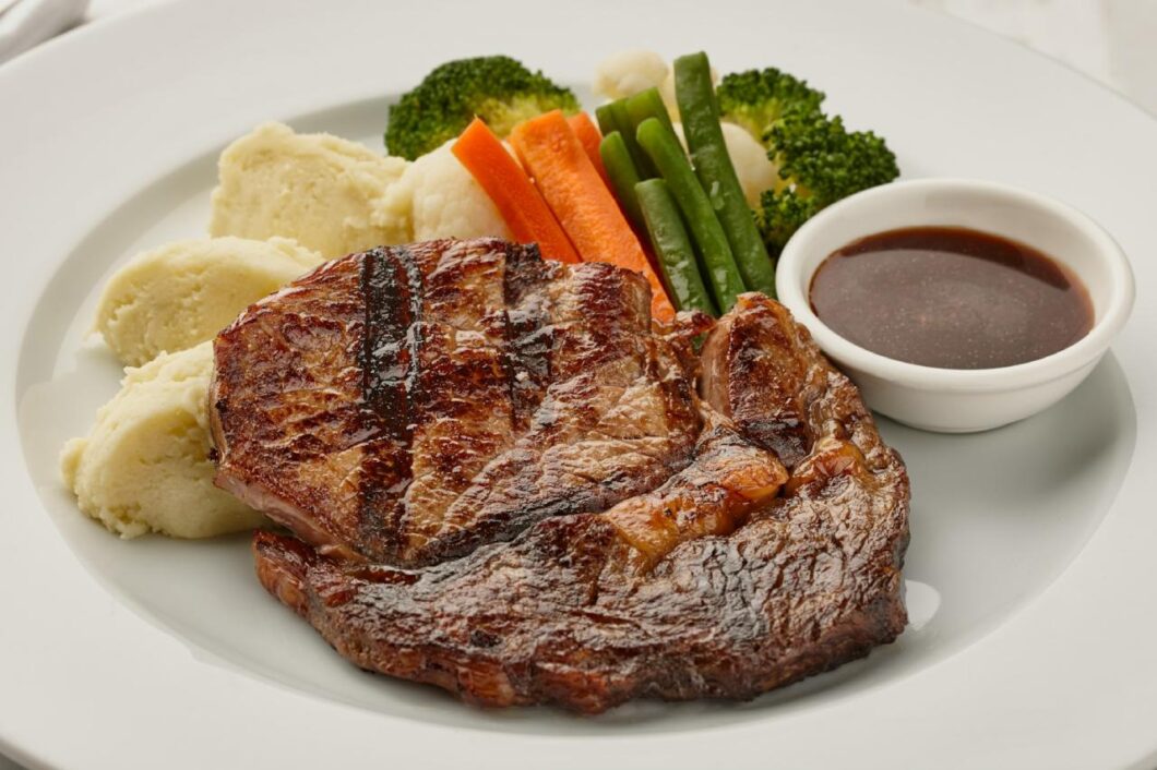 Steak with mashed potatoes, carrots and broccoli
