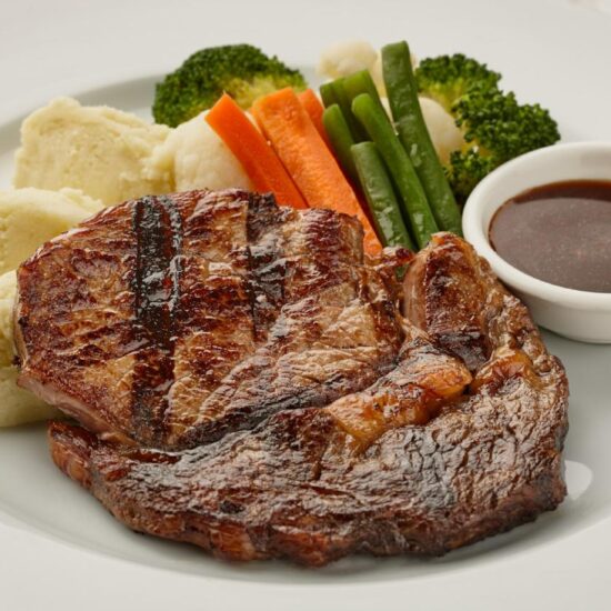 Steak with mashed potatoes, carrots and broccoli